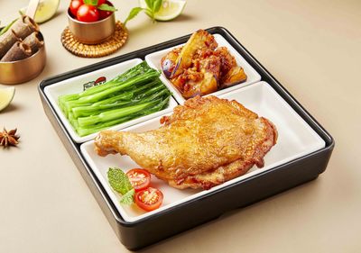 炸鸡腿茄子饭
选用每只达300克的鸡腿
配以酱香茄子
外酥里嫩，营养双享